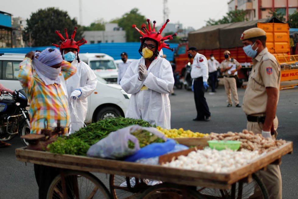 Pandemie koronaviru zasáhla i Indii, šíří se tam i dezinformace. Umělci prosili lidi, aby dodržovali opatření. Zakrývali nosy a ústa či zůstávali doma