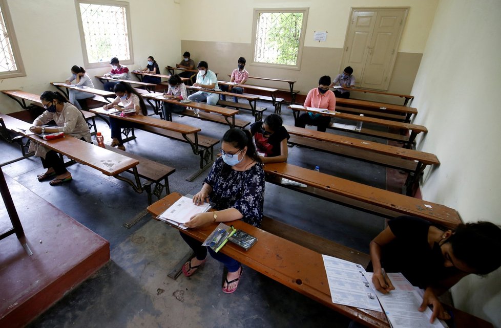 V indických školách se dodržují rozestupy a nosí roušky (24. 8. 2020).