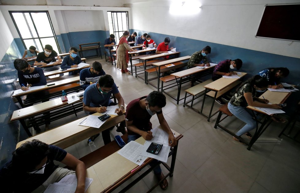 V indických školách se dodržují rozestupy a nosí roušky (24. 8. 2020).