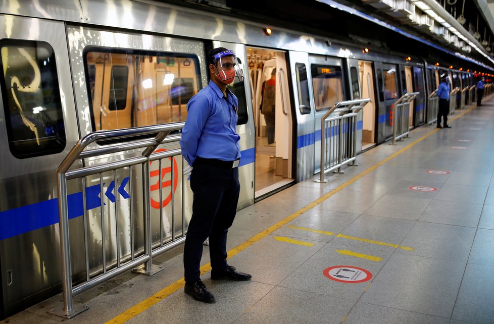 V indické metropoli Dillí dezinfikují metro, aby se cestující nenakazili koronavirem (3.9.2020)