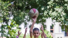 Basketbalem se chce živit.