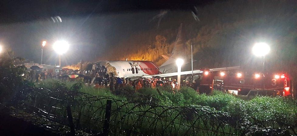 Na letišti v indickém Kalikatu havarovalo letadlo Air India, které letělo z Dubaje (7. 8. 2020)