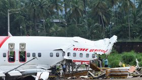 Na letišti v indickém Kalikatu havarovalo letadlo Air India, které letělo z Dubaje. Takto vypadalo místo neštěstí ráno po nehodě (8. 8. 2020)