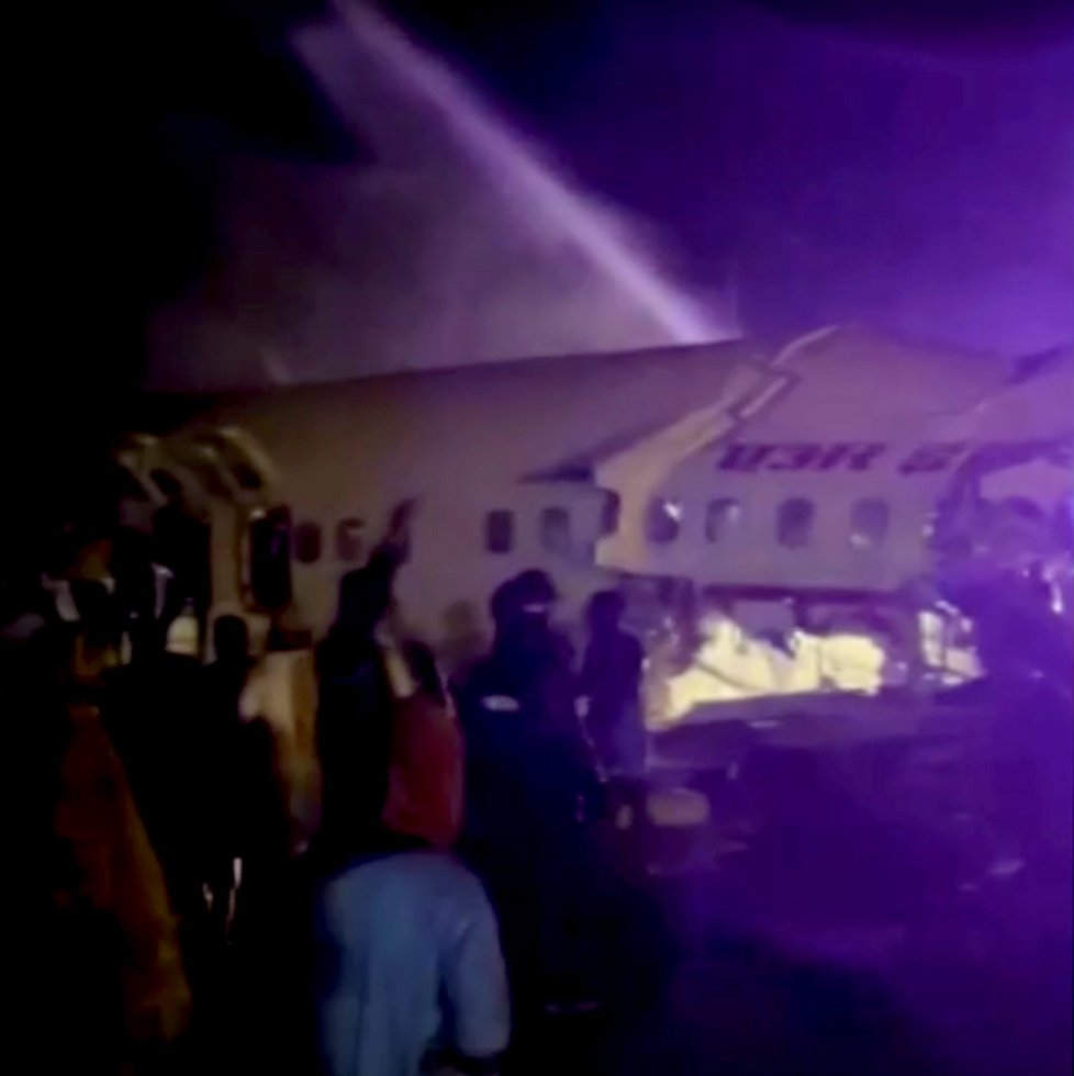 Na letišti v indickém Kalikatu havarovalo letadlo Air India, které letělo z Dubaje (7. 8. 2020)