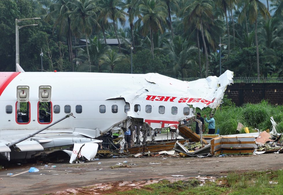 Na letišti v indickém Kalikatu havarovalo letadlo Air India, které letělo z Dubaje. Takto vypadalo místo neštěstí ráno po nehodě (8. 8. 2020)