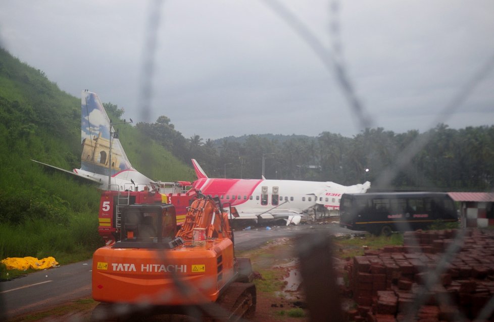 Na letišti v indickém Kalikatu havarovalo letadlo Air India, které letělo z Dubaje. Takto vypadalo místo neštěstí ráno po nehodě (8. 8. 2020)