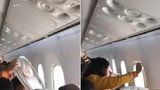Panika v letadle: Boeingu ve vzduchu vypadlo okénko. Vytřásly ho turbulence