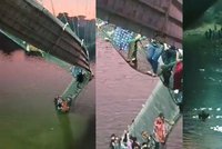 Nejméně 40 obětí si vyžádal pád visutého mostu v Indii. Bylo na něm okolo 400 osob