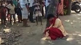 Náctiletá muslimka kvůli vztahu s hinduistou skončila zbičovaná a uvázaná u stromu.