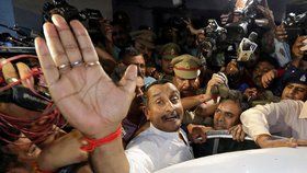 Poslanec za Indickou lidovou stranu (BJP) Kuldíp Singh Sengara reaguje na zatčení kvůli obvinění ze znásilnění a únosu.