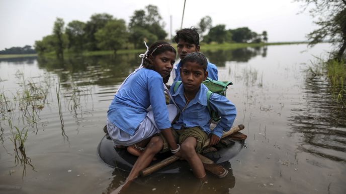Celý region je velmi chudý. Narbada a její bratři musí každý den překonávat řeku na pneumatikách, aby se dostali do školy.