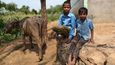 Matka Maheshe a Bhuriho děti opustila. Chlapci žijí u příbuzných a do školy dochází jen velmi sporadicky. Dle vyjádření příbuzných se musí věnovat domácím pracím.