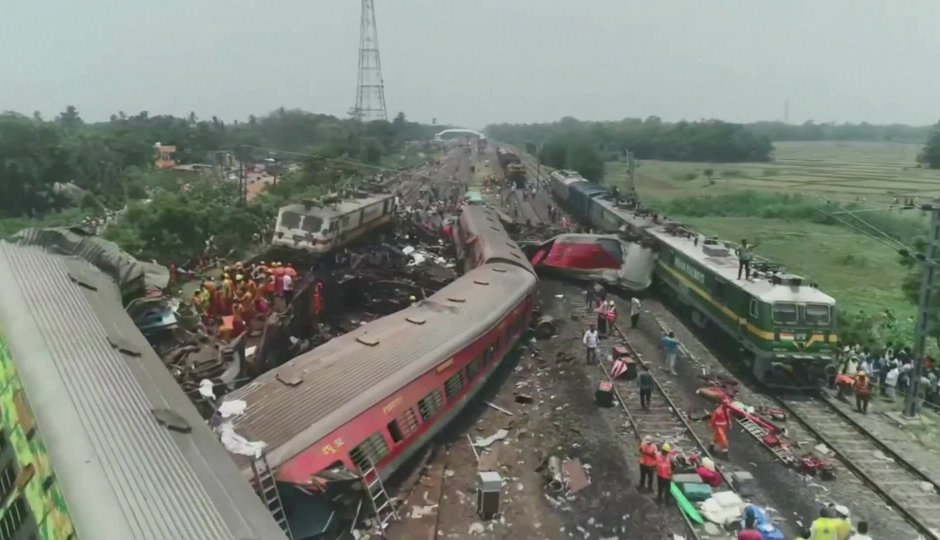 288 mrtvých při srážce vlaků v Indii: Dron ukázal celou zkázu