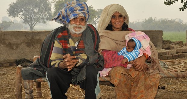 Šťastná rodinka. Ramjit i ve věku 94 let dokáže uspokojit svou manželku a počít s ní dítě.