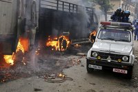 Války o vodu začínají? Demonstranti v Indii kvůli vodě zapalovali i auta