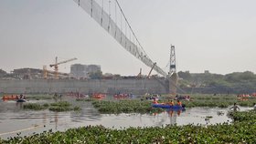 V Indii se zřítil visutý most.