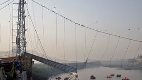 V Indii se zřítil visutý most.
