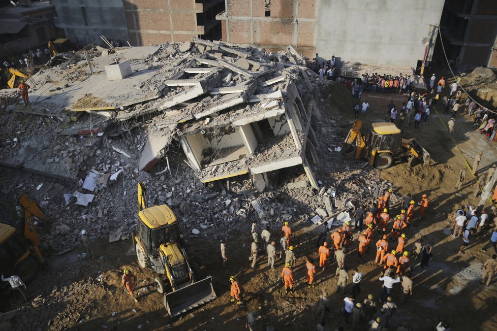 V Novém Dillí zkolabovaly dvě obytné budovy. Na místě jsou nejméně tři mrtví