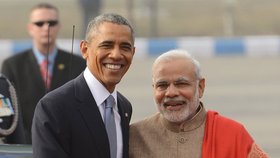 Barac Obama s ministr Narendra Modi po přistání v Novém Dilí