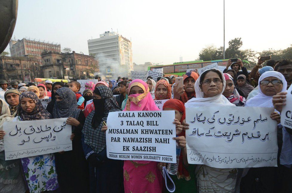 Indové proti přijetí zákona, který kriminalizuje muslimskou praktiku &#34;okamžitého&#34; rozvodu protestují.