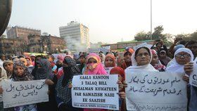 Indové proti přijetí zákona, který kriminalizuje muslimskou praktiku "okamžitého" rozvodu, protestují.
