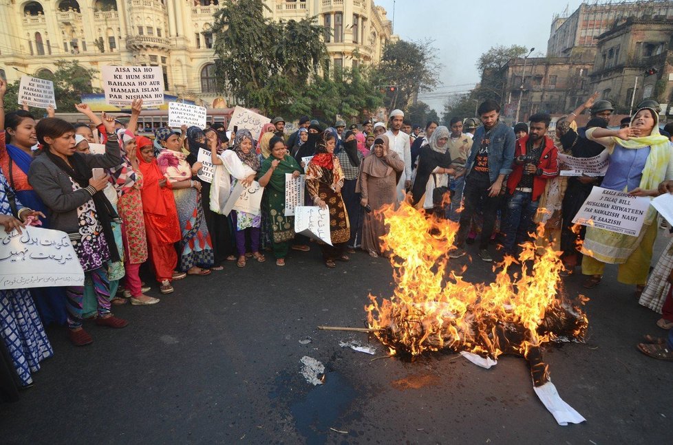 Indové proti přijetí zákona, který kriminalizuje muslimskou praktiku &#34;okamžitého&#34; rozvodu protestují.