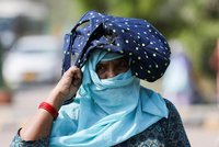 Indii zasáhla nebývalá vlna veder: V Dillí má být 46 °C, podniky přerušují výrobu