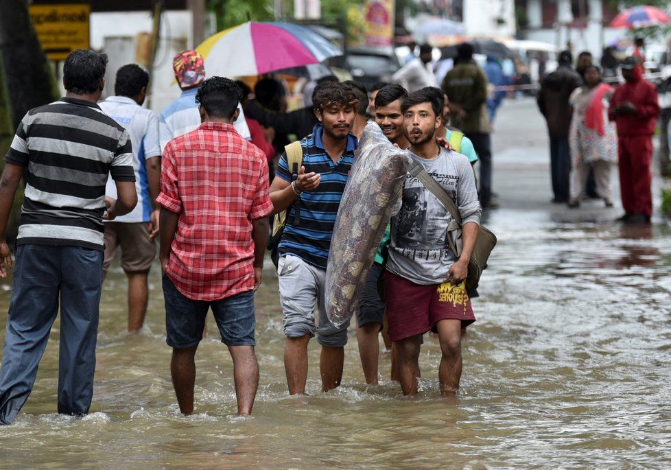 Záplavy a sesuvy půdy si v Indii vyžádaly přes 400 mrtvých. Další lidé čekají na záchranu