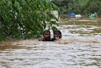 Tragické záplavy v Indii: 164 obětí. Zoufalí lidé čekají na záchranu na střechách