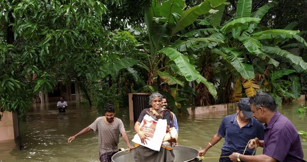 Záplavy v Indii si vyžádaly přes 400 mrtvých. Klesající voda odhaluje další těla