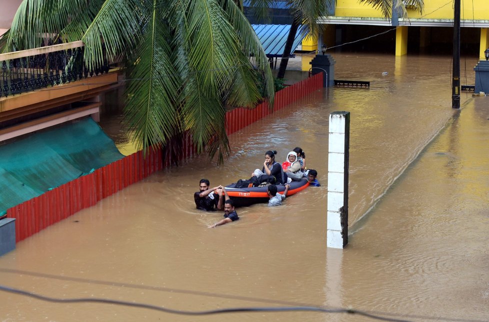 Záplavy a sesuvy půdy si v Indii vyžádaly přes 160 mrtvých. Další lidé čekají na záchranu