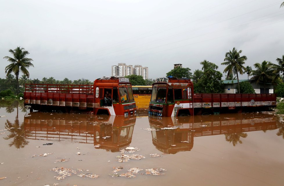 Záplavy a sesuvy půdy si v Indii vyžádaly přes 160 mrtvých. Další lidé čekají na záchranu