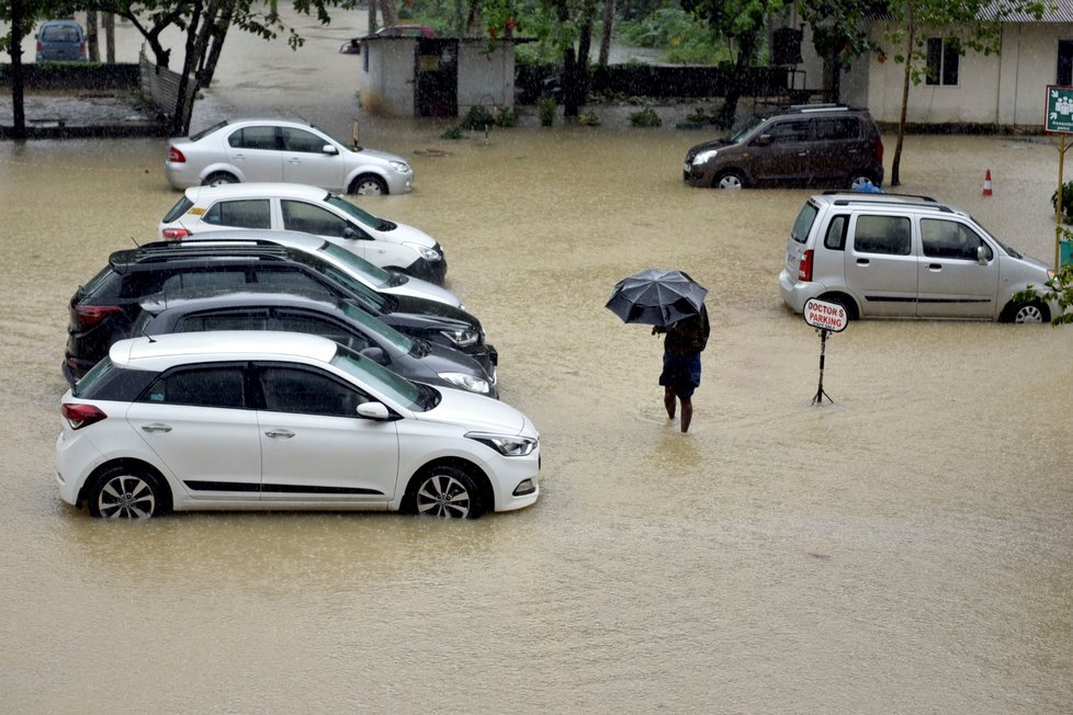 Záplavy a sesuvy půdy si v Indii vyžádaly přes 400 mrtvých. Další lidé čekají na záchranu