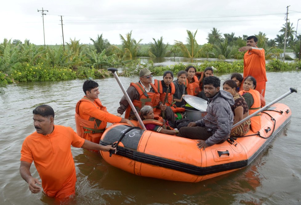 Záplavy a sevuvy půdy pustoší i Indii, zemřelo nejméně 42 lidí. (10.8.2019)