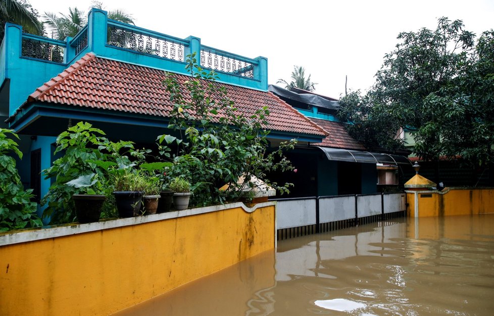 Záplavy a sevuvy půdy pustoší i Indii, zemřelo nejméně 42 lidí. (10.8.2019)