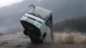 Zájezdový autobus smetla v Indii velká voda, i přes varování zaparkoval na břehu rozbouřené řeky.