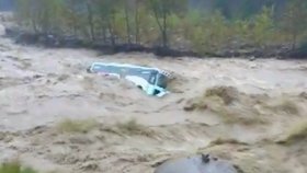 Zájezdový autobus smetla v Indii velká voda, i přes varování zaparkoval na břehu rozbouřené řeky.