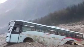 Zájezdový autobus smetla v Indii velká voda, i přes varování zaparkoval na břehu rozbouřené řeky.