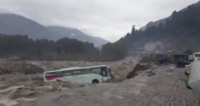 Zájezdový autobus smetla v Indii velká voda, i přes varování zaparkoval na břehu rozbouřené řeky.