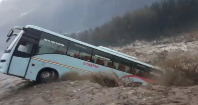 Zájezdový autobus smetla v Indii velká voda, i přes varování zaparkoval na břehu rozbouřené řeky.