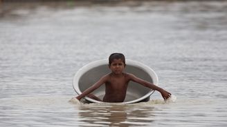 Mohutné záplavy v Nepálu, Indii a Bangladéši si vyžádaly přes 130 obětí 