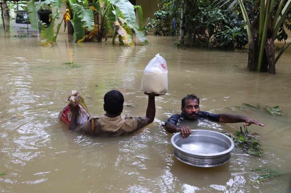 Nejsilnější monzuny za poslední století zasáhly tropický stát Kérala, kde rychle stoupající hladina vody začátkem srpna nedala mnoha lidem šanci uniknout. Dnes začala voda opadat a odhaluje nová těla obětí