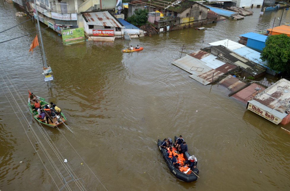 Záplavy v Indii si vyžádaly už na 150 obětí. Domovy opustily statisíce lidí. (11.8.2019)