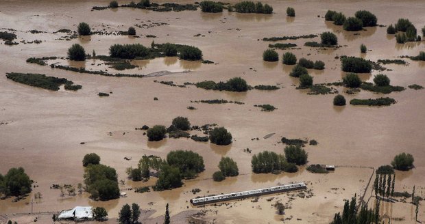 Povodně a následné sesuvy půdy už stály život 165 lidí.