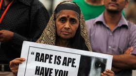 Indka s tranparentem protestuje proti znásilňování žen, která často končí smrtí.