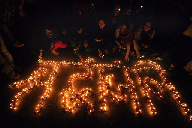 Indové zapalují svíčky na památku zavražděné a znásilněné dívky.