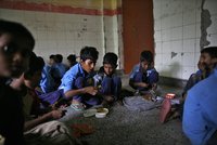 V Indii se otrávilo 23 dětí a zemřelo: Zavřeli ředitelku školy smrti!