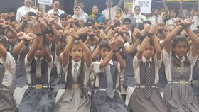 Indií otřásá případ brutálního znásilnění školačky, dívky si na protest svázaly ruce.