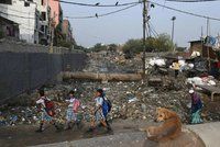 Život v odpadkovém pekle: Celá čtvrť se ztrácí pod nánosy plastů
