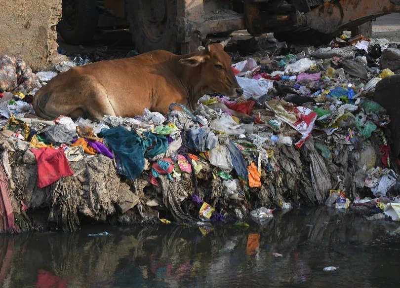 Indický slum se ztrácí pod nánosy plastů.